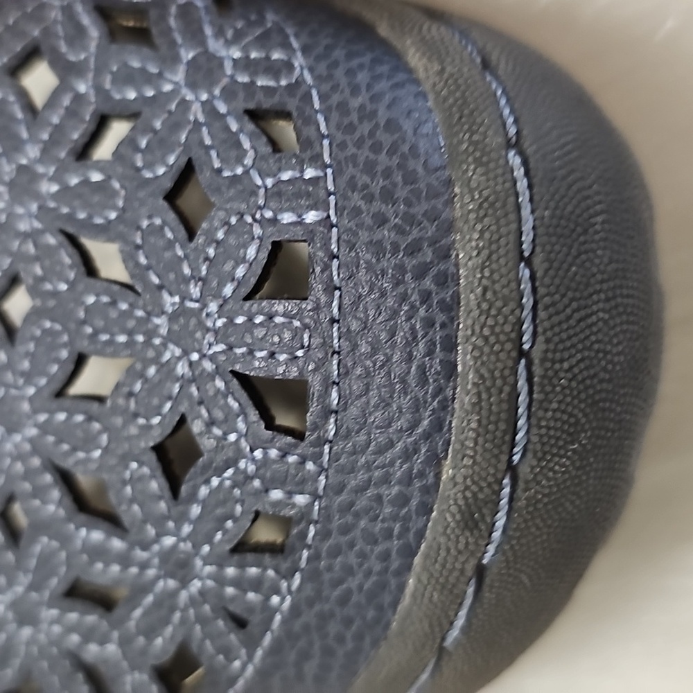 JBU Blue Mary Jane Shoes. Wildflower Memory Foam. 8.5 - Picture 3 of 10